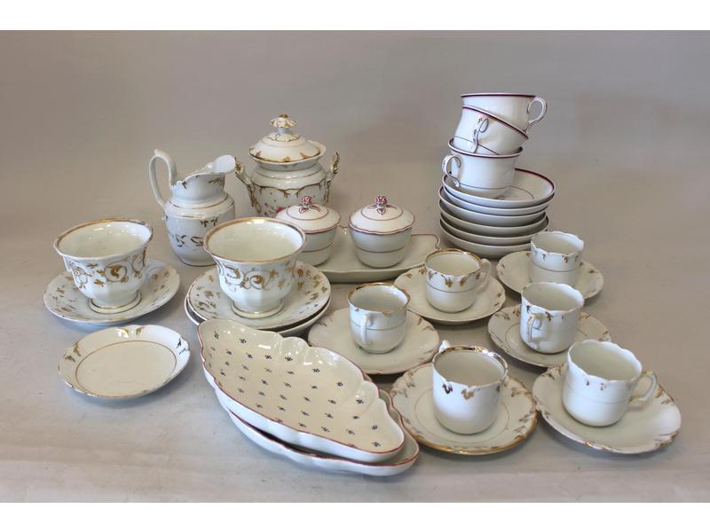 LOT DE PORCELAINE à décor de feuillages en...