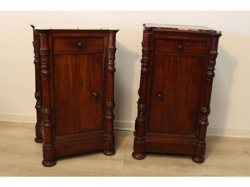DEUX TABLES DE CHEVET pouvant former paire,...