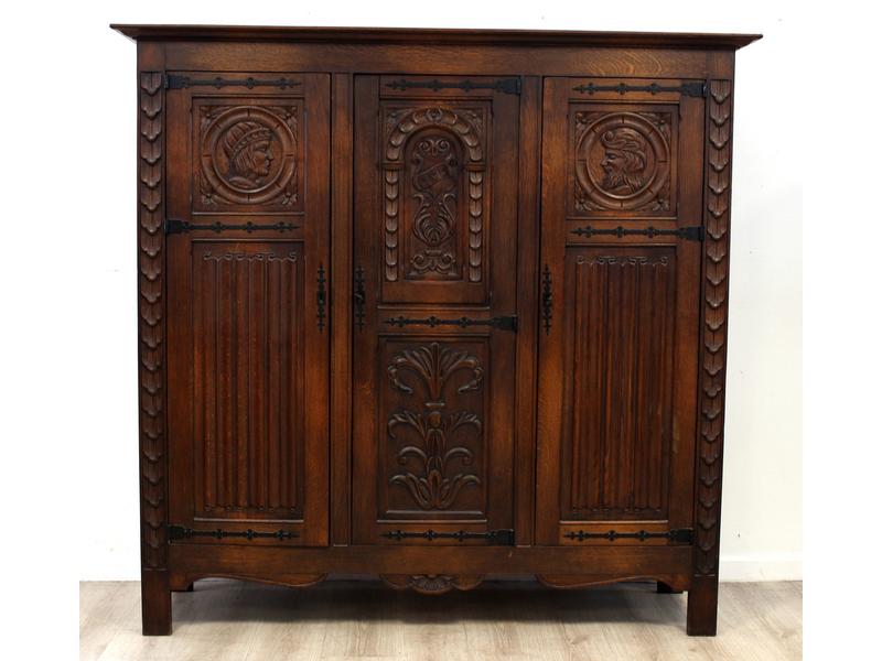 ARMOIRE rectangulaire en chêne richement...