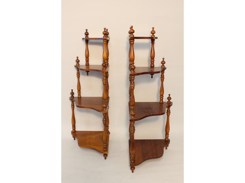 PAIRE DE PETITES ETAGERES D'ANGLES en acajou...
