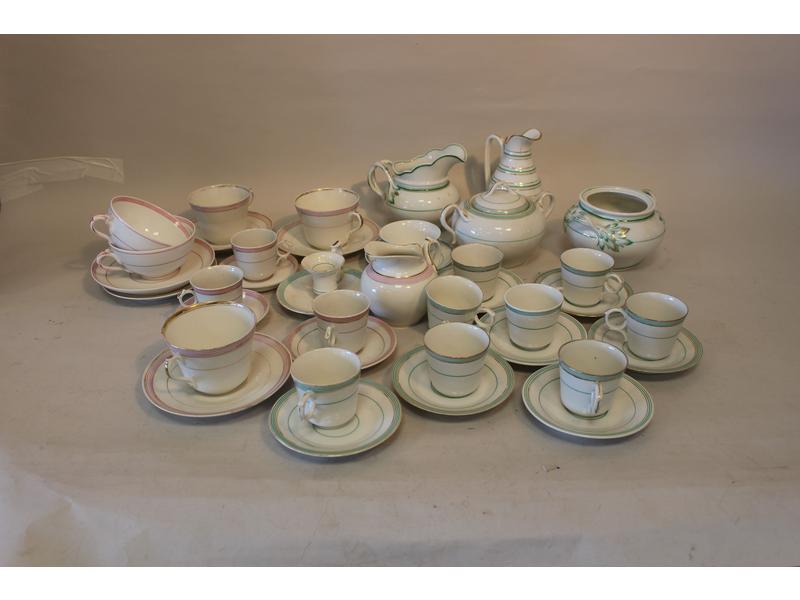 DEUX LOTS EN PORCELAINE du même modèle.