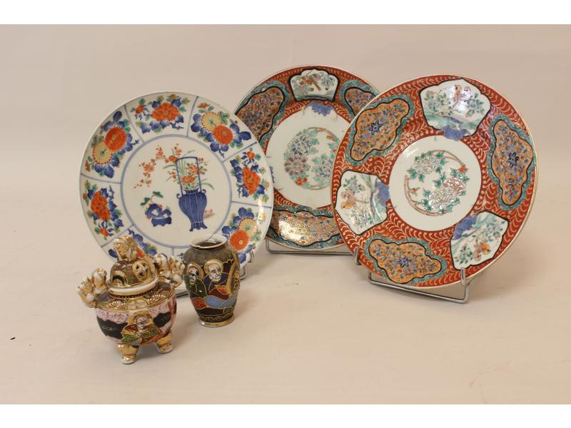 TROIS ASSIETTES en porcelaine à décor Im...