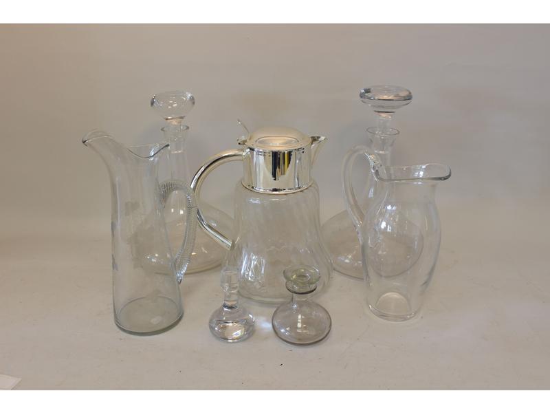 LOT DE CINQ CARAFES en verre, dont deux à...