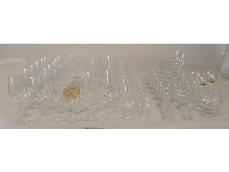 PARTIE DE SERVICE DE VERRES A PIED en cristal...