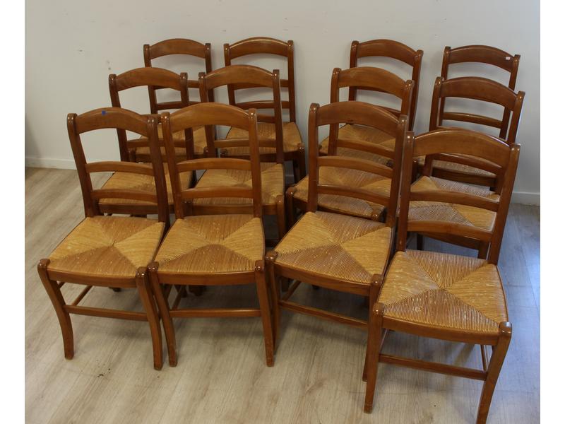 DOUZE CHAISES paillées en merisier.