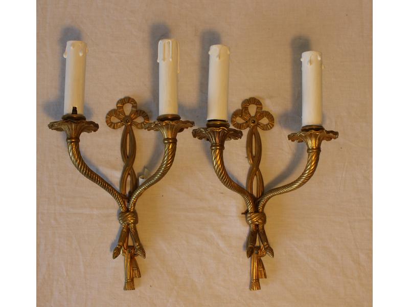 PAIRE D'APPLIQUES en bronze à deux lumières,...