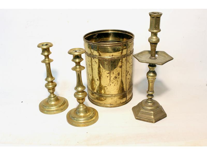PAIRE de bougeoirs à fût balustre, FLAMBEAU...
