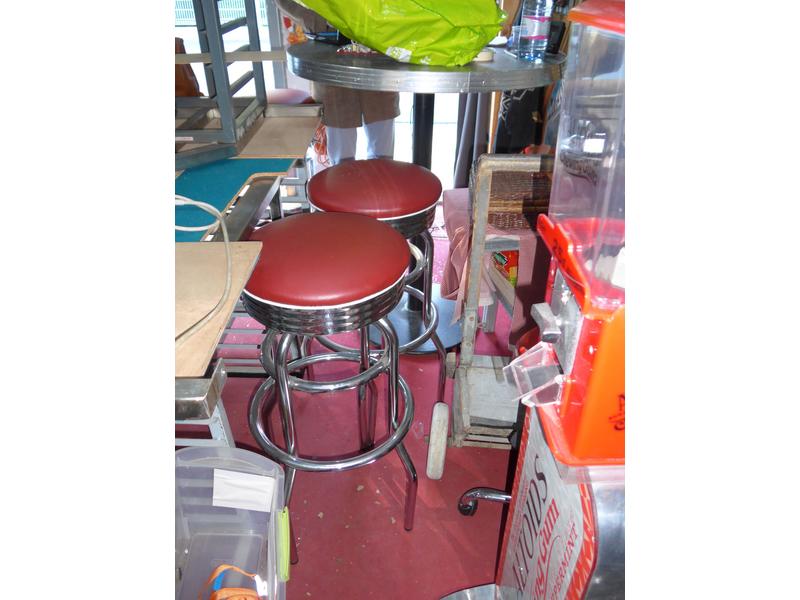 TABLE MANGE DEBOUT avec CINQ TABOURETS de...