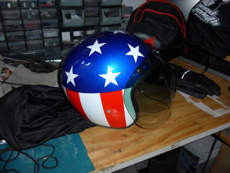 DEUX CASQUES DE MOTO type vintage aux couleurs...
