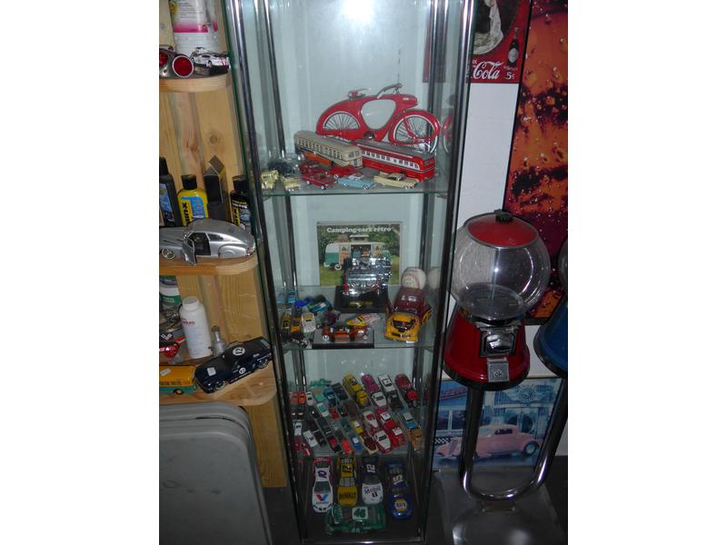 UNE VITRINE COLONNE avec COLLECTION DE VEHICULES...