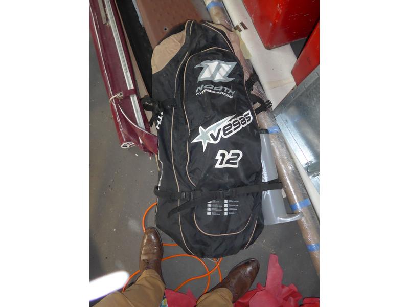 TROIS SACS A DOS AVEC MATERIEL DE KITE S...