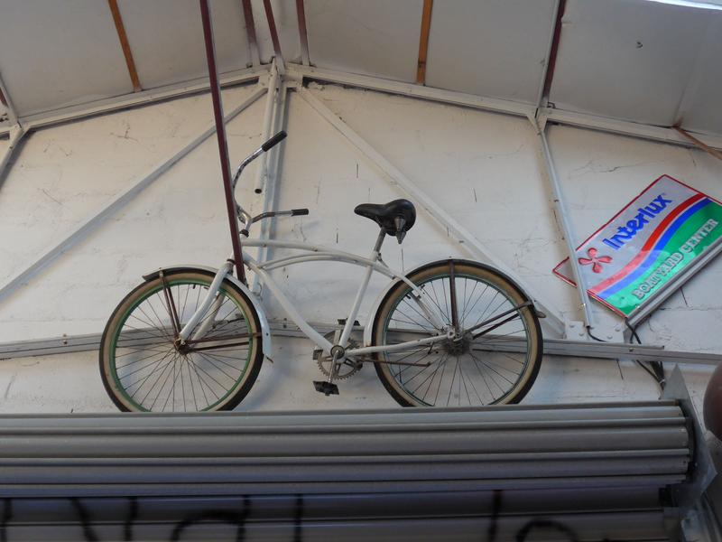 VELO à cadre profilé laqué blanc et large...