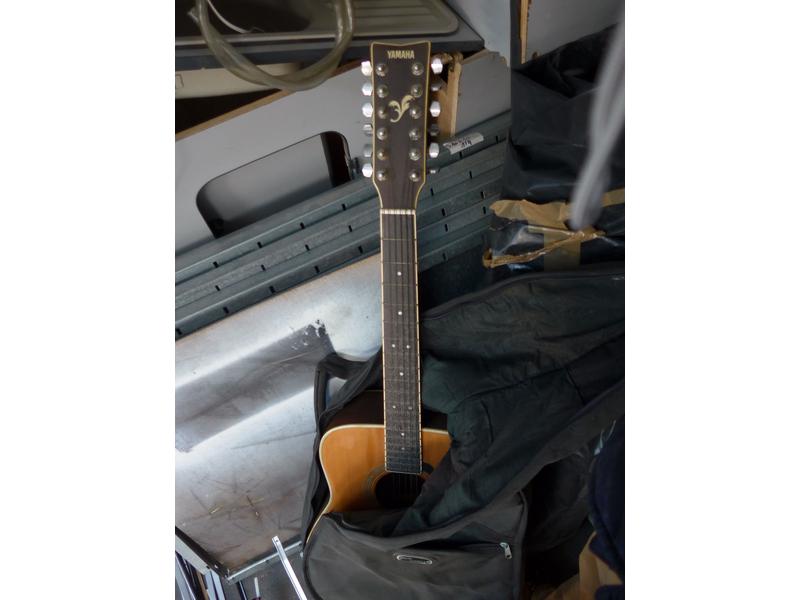 GUITARE SECHE YAMAHA 12 cordes.