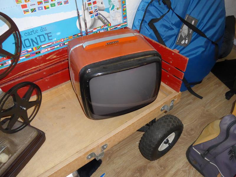 PRANDON, petit televiseur cathodique mobile...