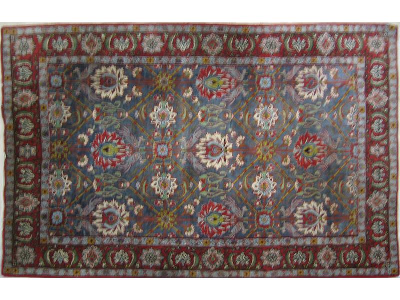 IRAN : TAPIS EN LAINE rouge à fond bleu à...
