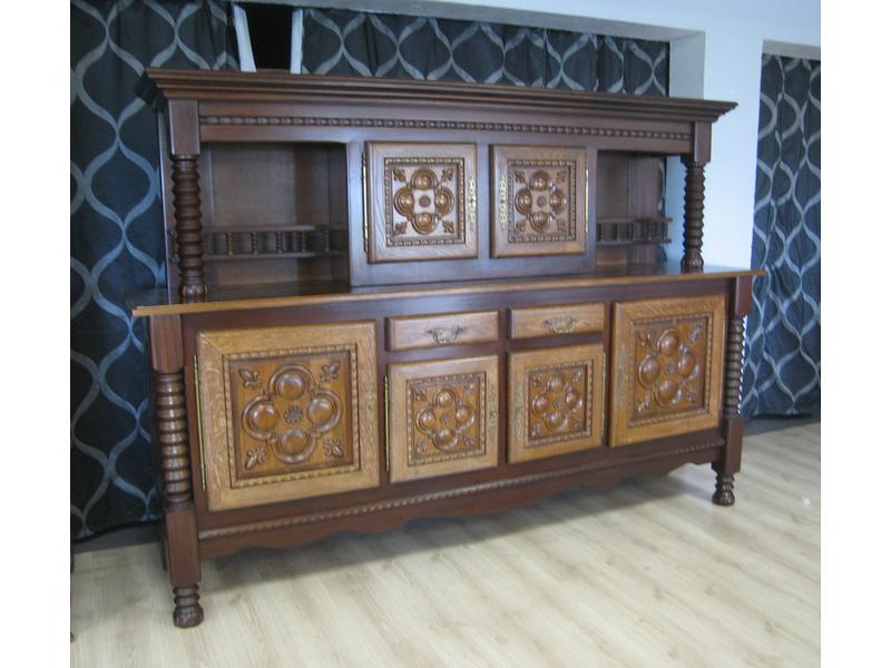 BUFFET DRESSOIR en chêne ciré, ouvrant par...