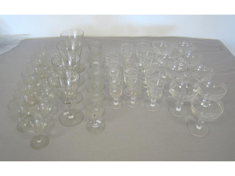 ENSEMBLE DE VERRES EN CRISTAL sur pieds comprenant...