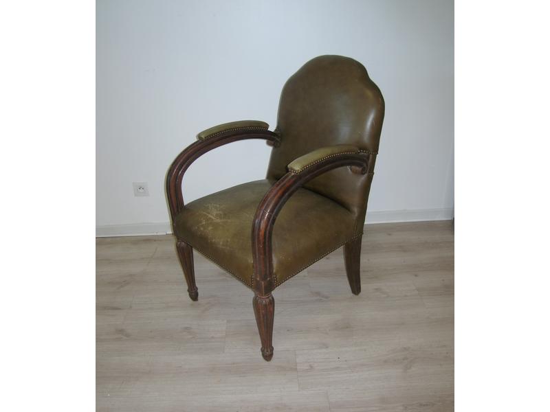 FAUTEUIL type "club" en bois teinté acajou...
