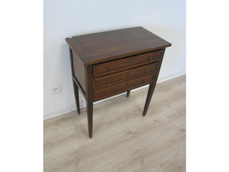 CHEVET rectangulaire en noyer ouvrant par...