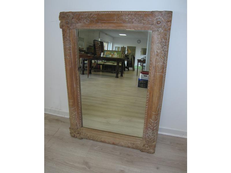 MIROIR dans un cadre en chêne clair sculpté...