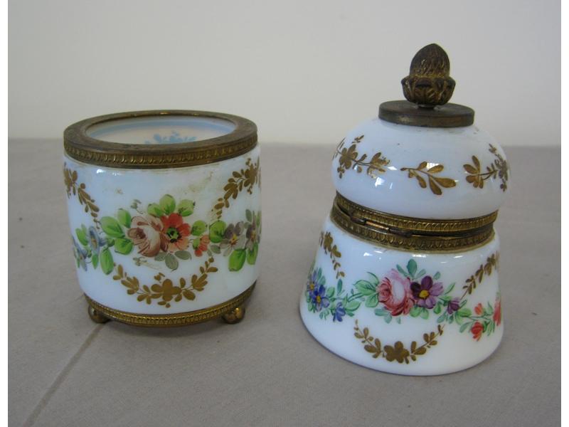 BRIQUET de table et POT tripode en opaline...