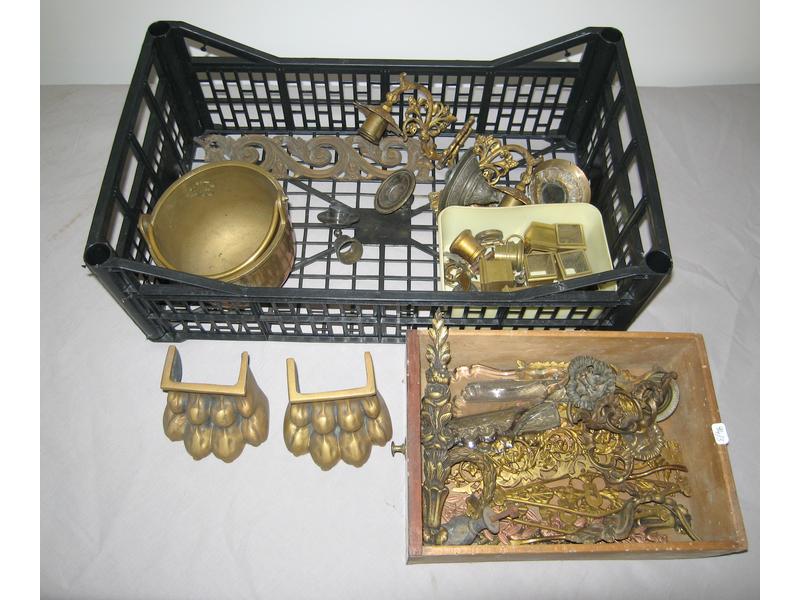 LOT D'ORNEMENTS de meubles en bronze doré,...