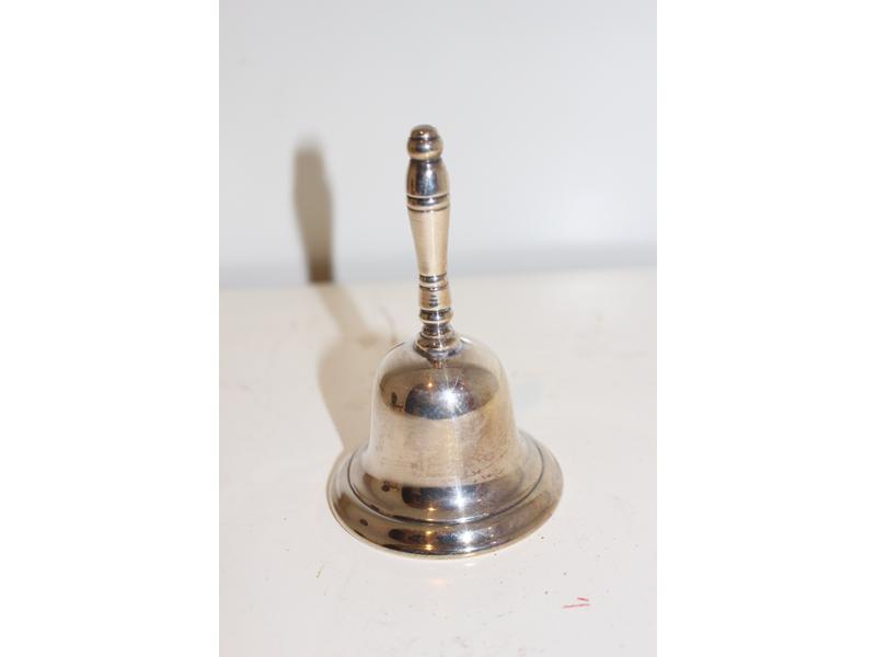 PETITE CLOCHE de table en argent, signée...