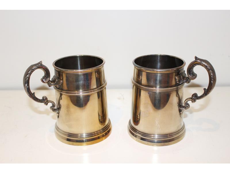 PAIRE DE CHOPES en argent (800), le corps...