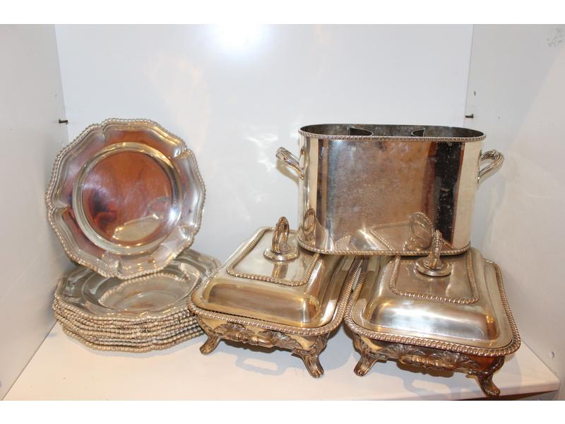 ENSEMBLE DE PLATERIES en métal argenté à...