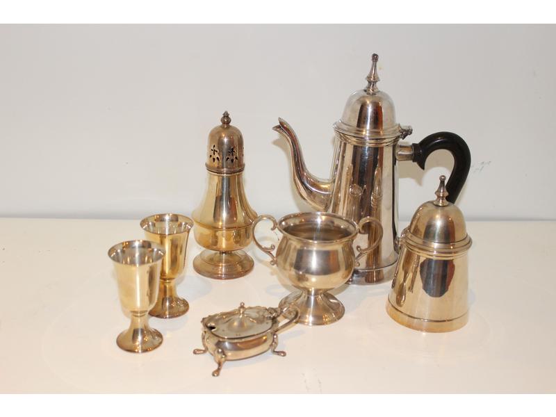 LOT DE METAL ARGENTE comprenant UNE VERSEUSE...