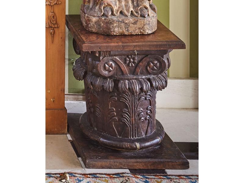 CHAPITEAU corinthien en chêne teinté sculpté,...