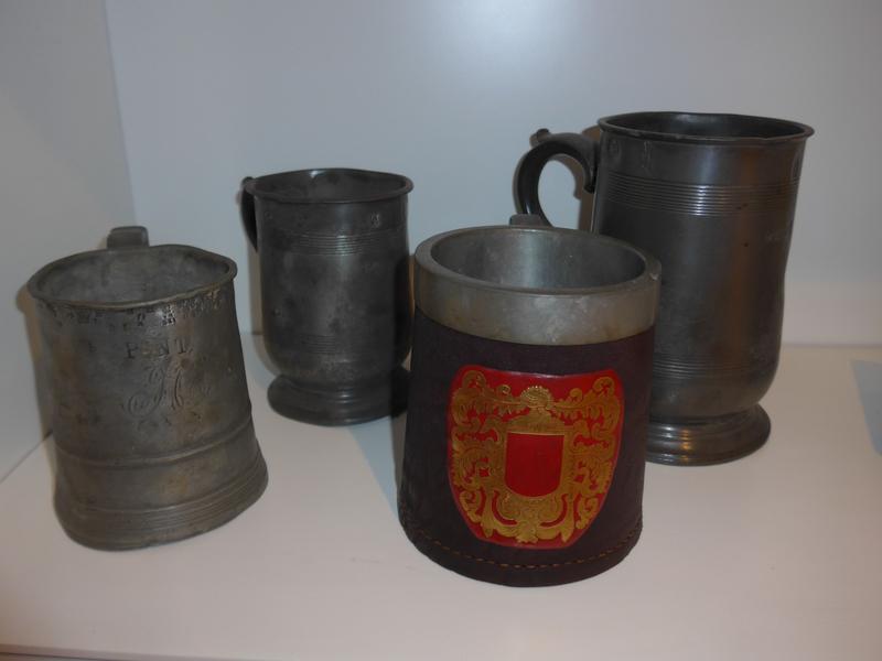 QUATRE CHOPES en étain.