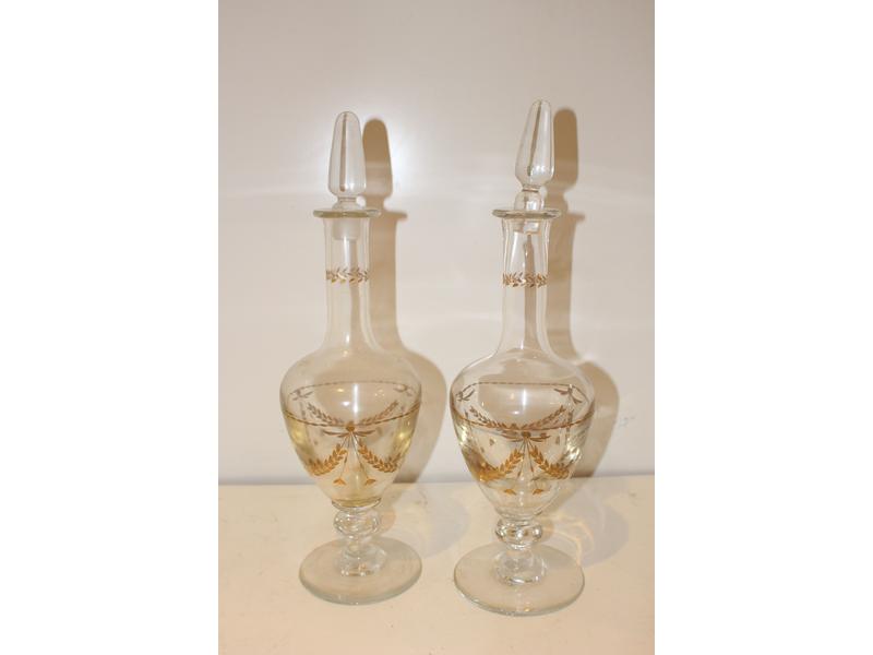 PAIRE DE CARAFES de forme balustre en cristal...