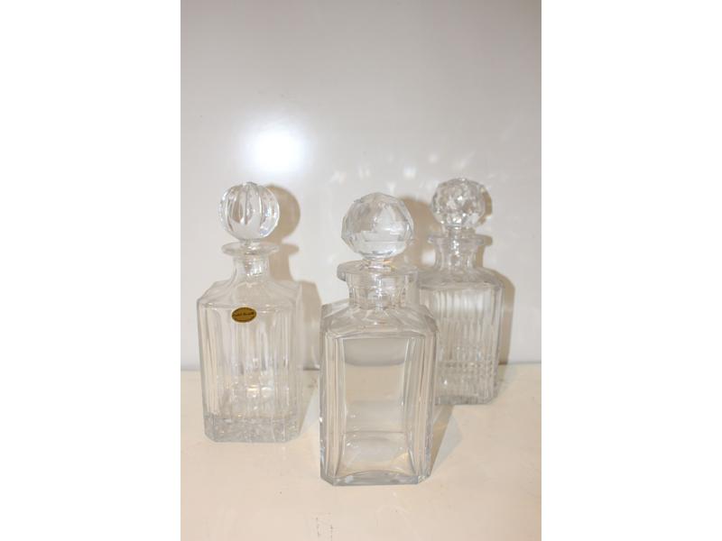TROIS CARAFES A WHISKY de forme carré à pans...