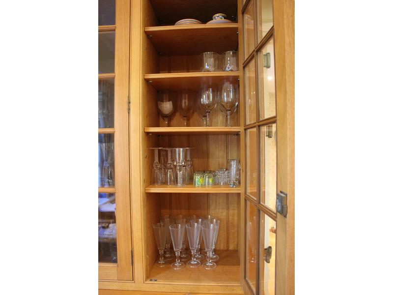 DOUZE FLÛTES à champagne en verre strié.