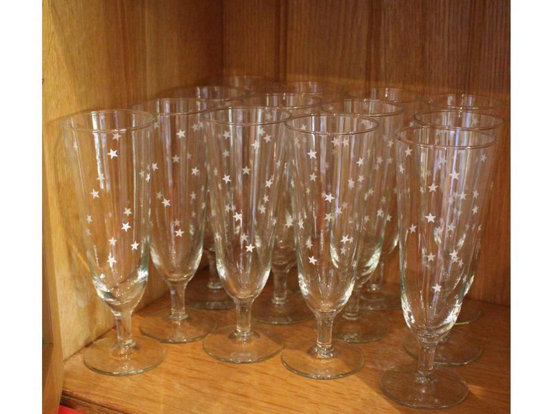 TREIZE FLÛTES en verre à décor d’étoiles...