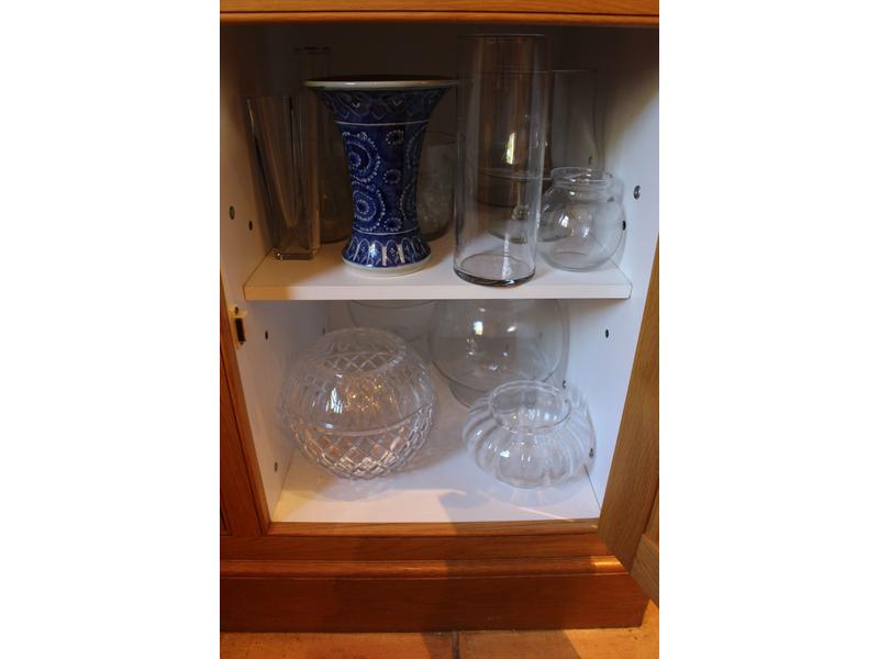 LOT DE VASES : comprenant un vase boule en...
