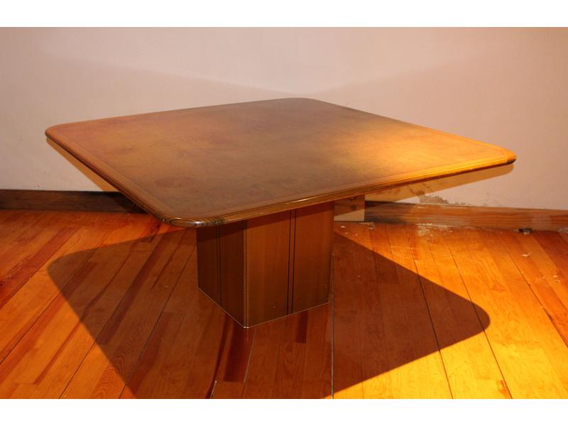 TABLE CARREE en bois de placage et deux filets...