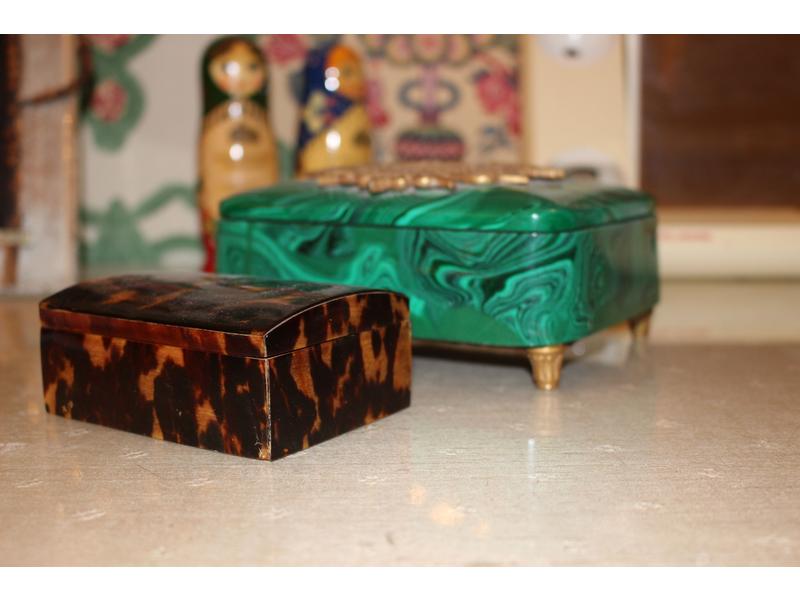 BOÎTE rectangulaire façon malachite à décor...