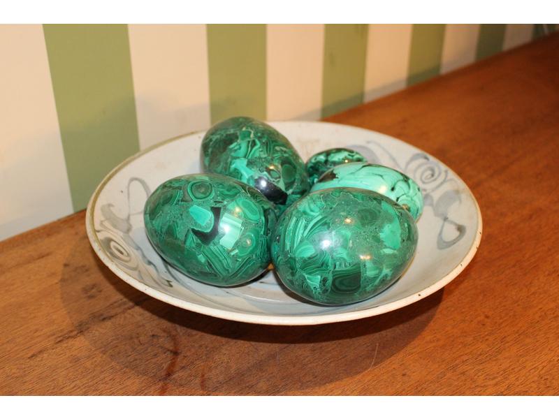 LOT de six oeufs en malachite, dans une coupe...