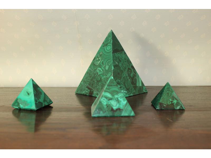 QUATRE PYRAMIDES en malachite de tailles...
