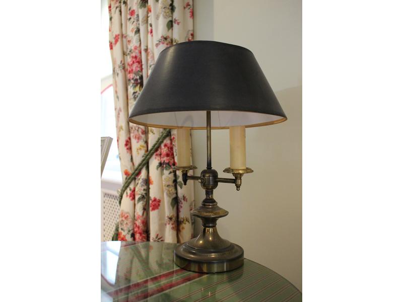 LAMPE BOUILLOTTE en métal doré, à deux l...