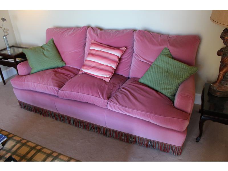 CANAPE trois places en velours rose et franges...