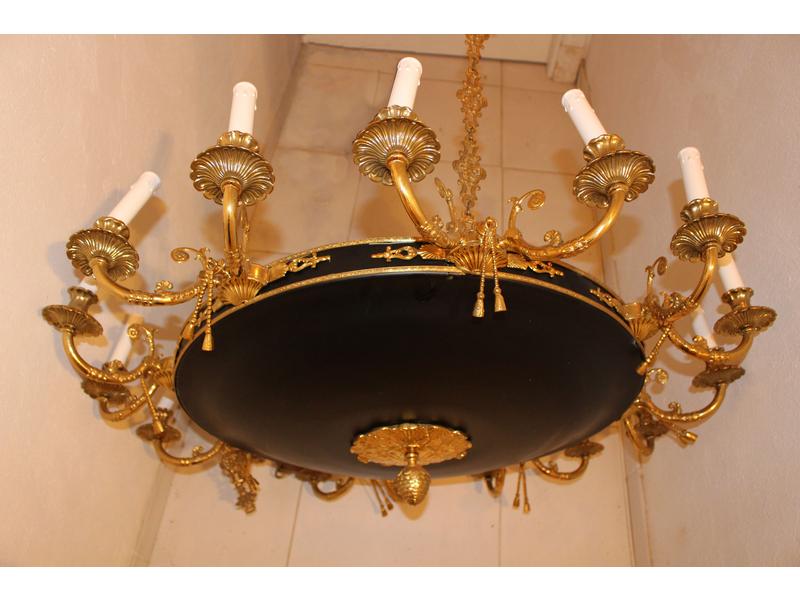 IMPORTANT LUSTRE rond en métal doré et tôle...