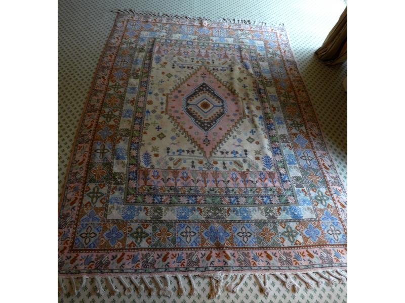 TAPIS rectangulaire en laine, à décor central...