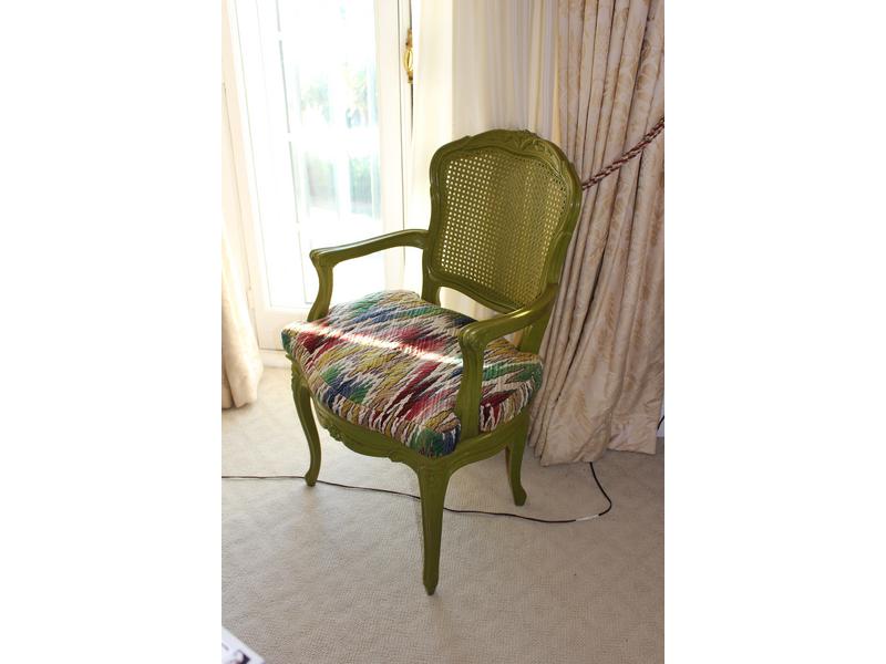 FAUTEUIL canné cabriolet, relaqué vert anis,...