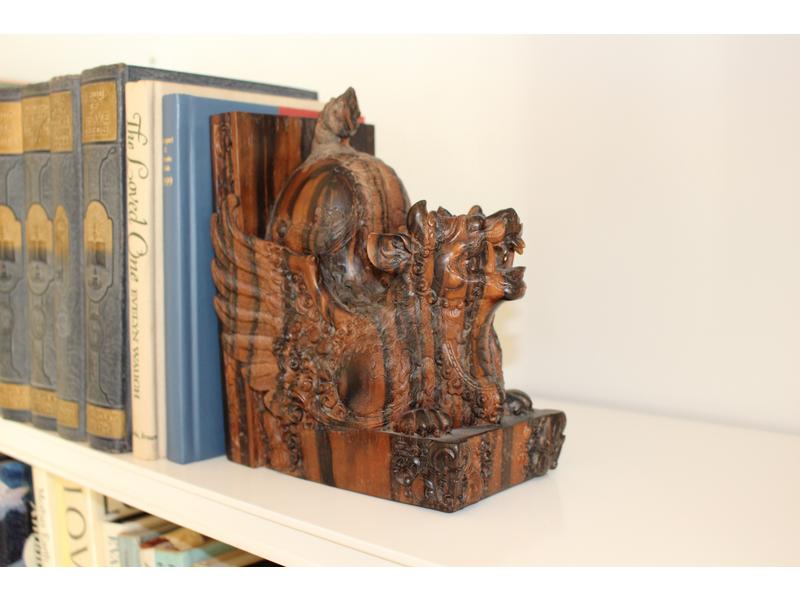DEUX SERRES-LIVRES formant pendant, en bois...