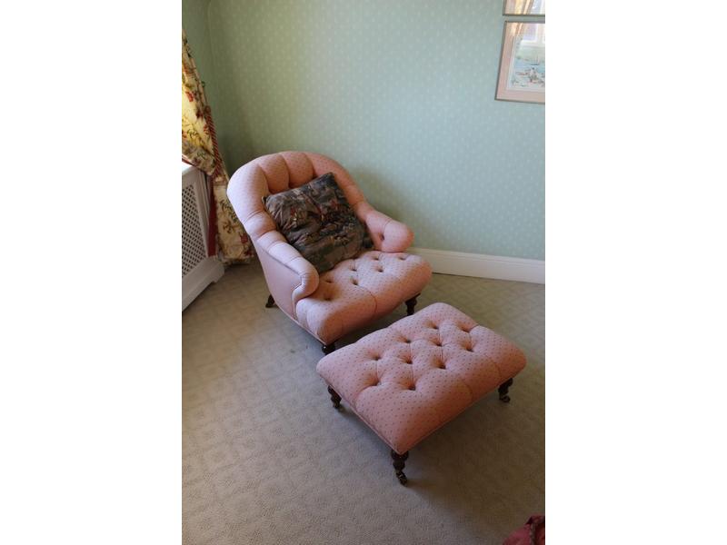 FAUTEUIL CONFORTABLE capitonné en tissu rose...