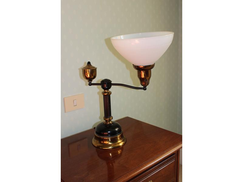 LAMPE balustre en céramique blanche à décor...