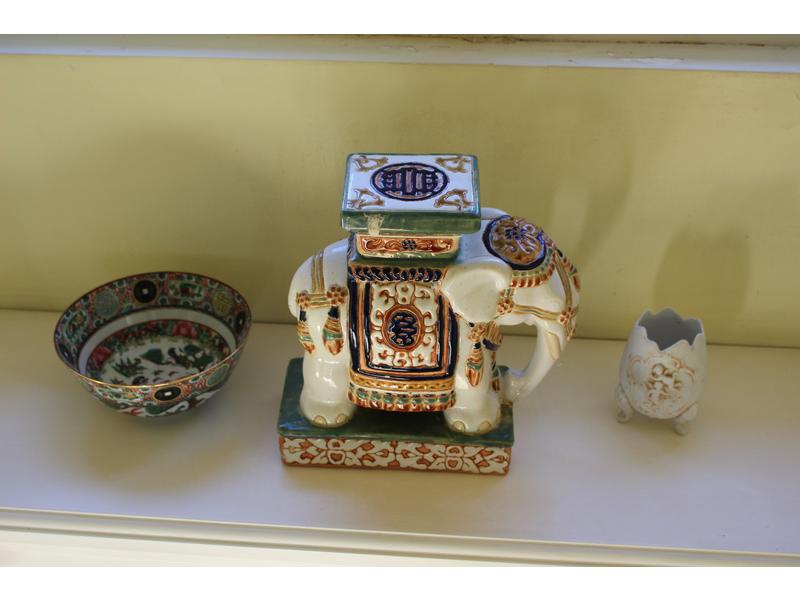 LOT D’OBJETS : éléphant en porcelaine polychrome,...